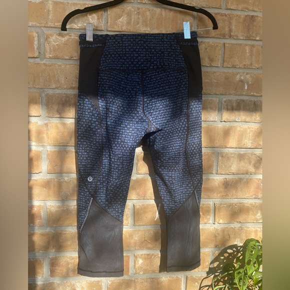 Lululemon Deep Breath Cropped Leggings, Size 4 - Picture 9 of 13